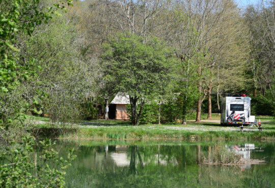 grand emplacement de camping en bord d'étang